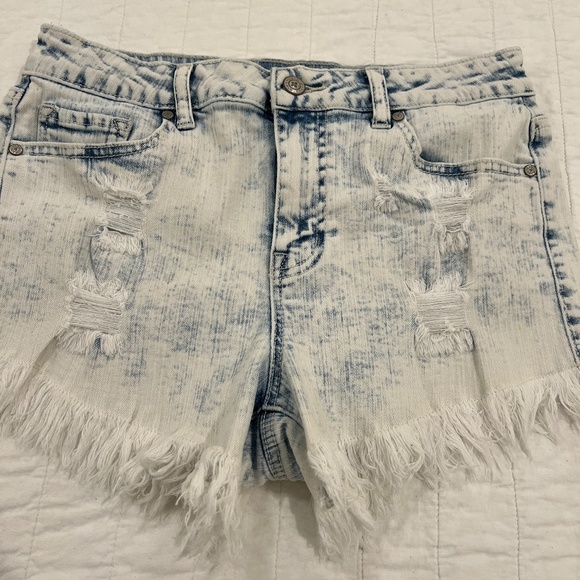 Altar'd State Denim Cloud Wash Distressed Frayed Hem Shorts--Size 28 - Picture 2 of 14